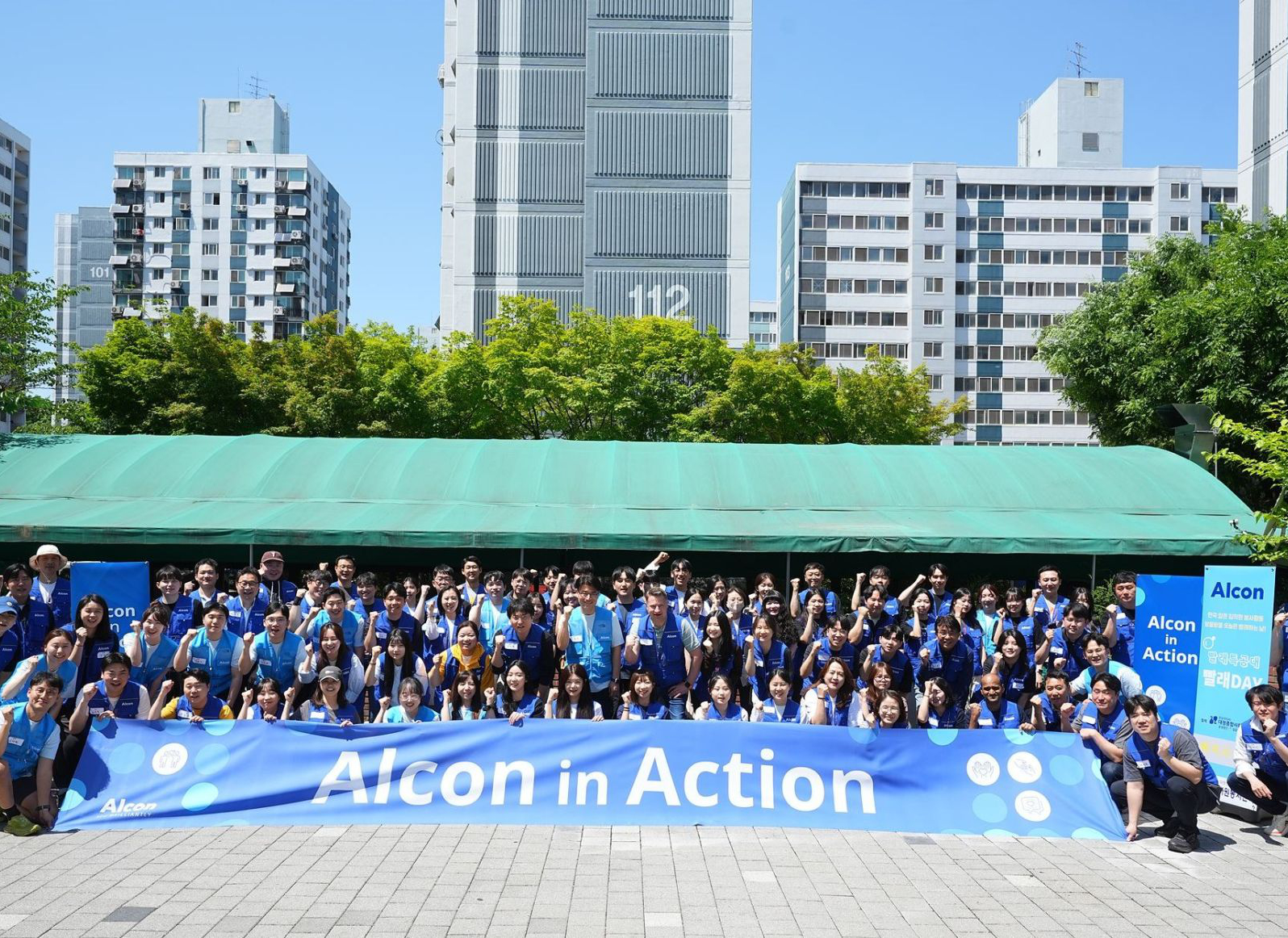 'Alcon in Action Korea' 팀이 단체 사진을 촬영하고 있다.