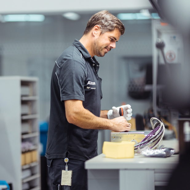 Mitarbeiter bei der Montage elektronischer Komponenten an einem Produktionsarbeitsplatz