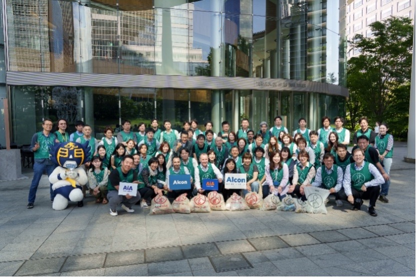 Group photo of Alcon employees in green vests