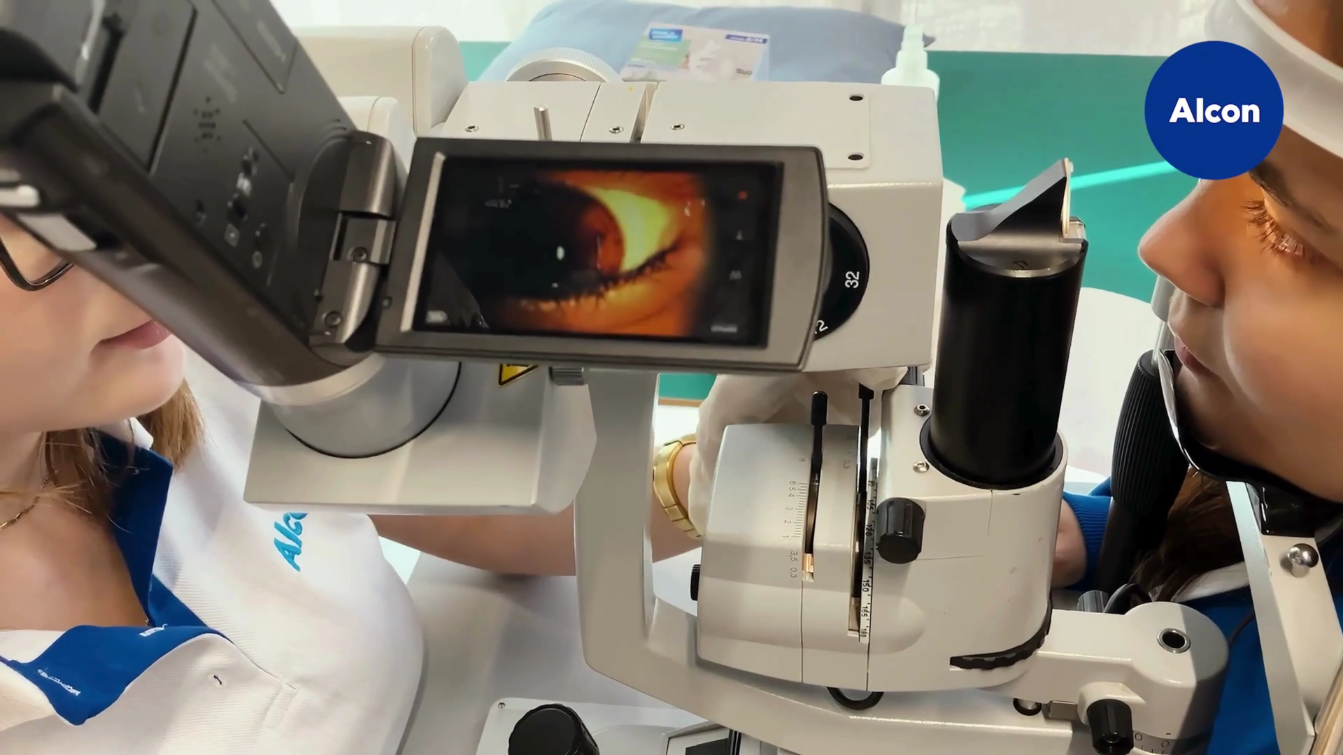 Optometrysta bada oko pacjenta przy użyciu lampy szczelinowej. Oko pacjenta jest widoczne na ekranie.