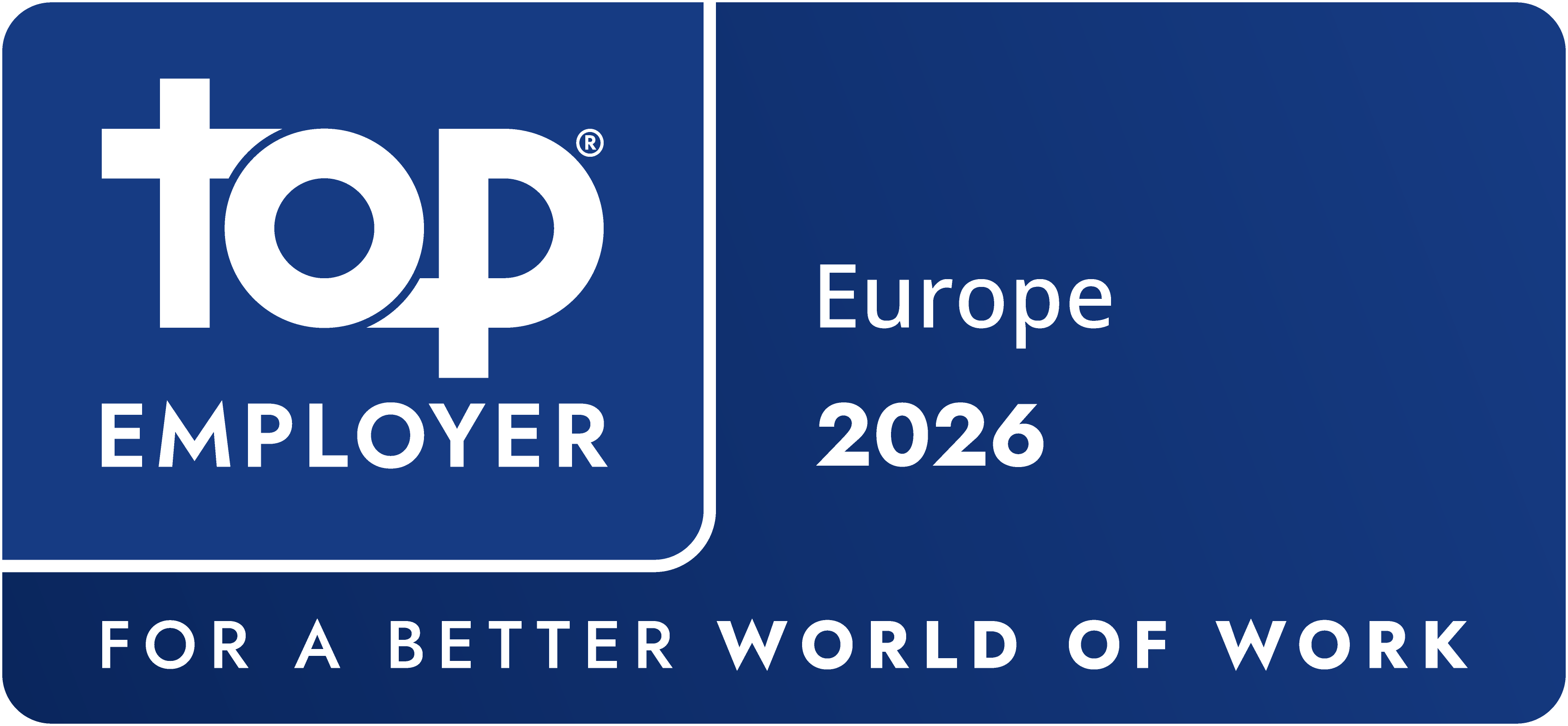 Ein blaues Logo im Stil eines Abzeichens mit der Aufschrift „Top Employer“ oben links. Darunter steht der Text „Europa 2026“ zusammen mit dem Slogan „Für eine bessere Arbeitswelt“.