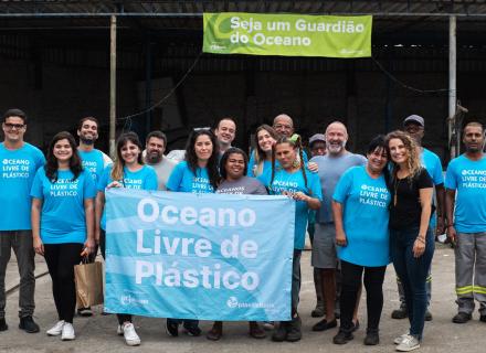 Group of volunteers holding banner that reads, "Oceano Livre de Plástico"