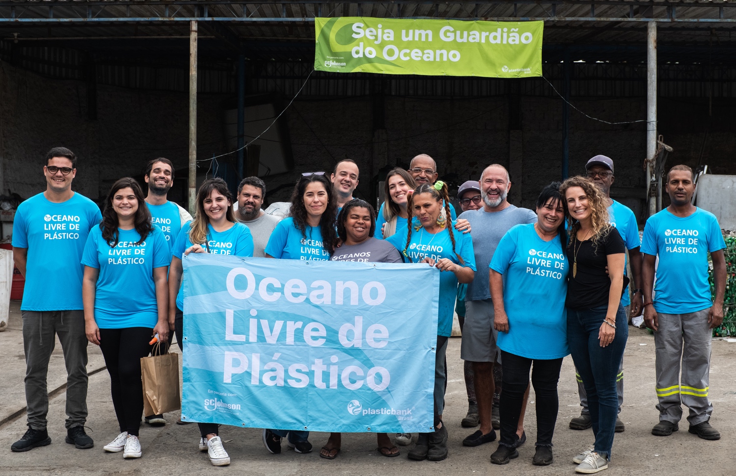 Group photo of people wearing t-shirts that read "Oceano Livre de Plástico"